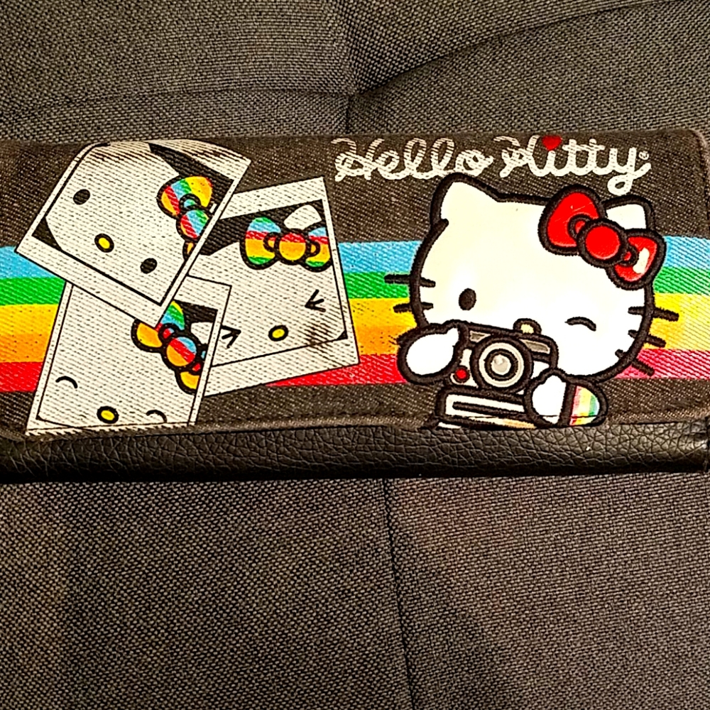 Loungefly Hello Kitty tri-fold wallet!📸